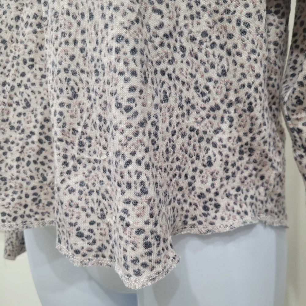 2/$20 Urban Romantics Grey & Pink Hoodie Top Blouse Size: M - Picture 6 of 7